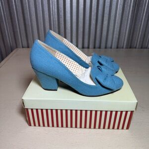 NWT B.A.I.T. Footwear Women's Size 8 "Hippy" Heels, Dusty Blue, Snow White Shoe